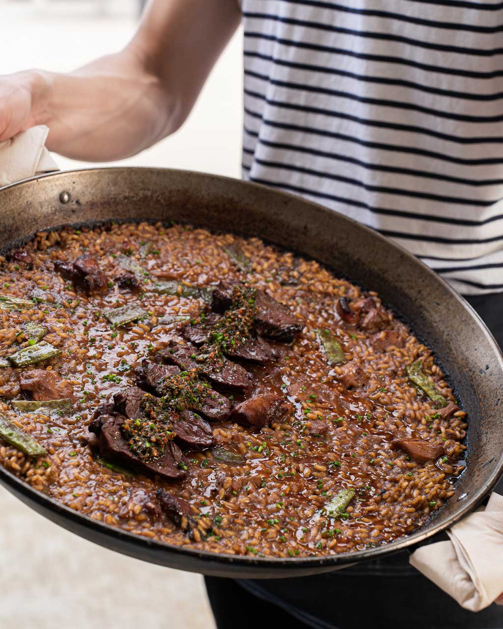 Arrocería tradicional. Arroz de pollito de corral con entraña a la brasa y chimichurri.