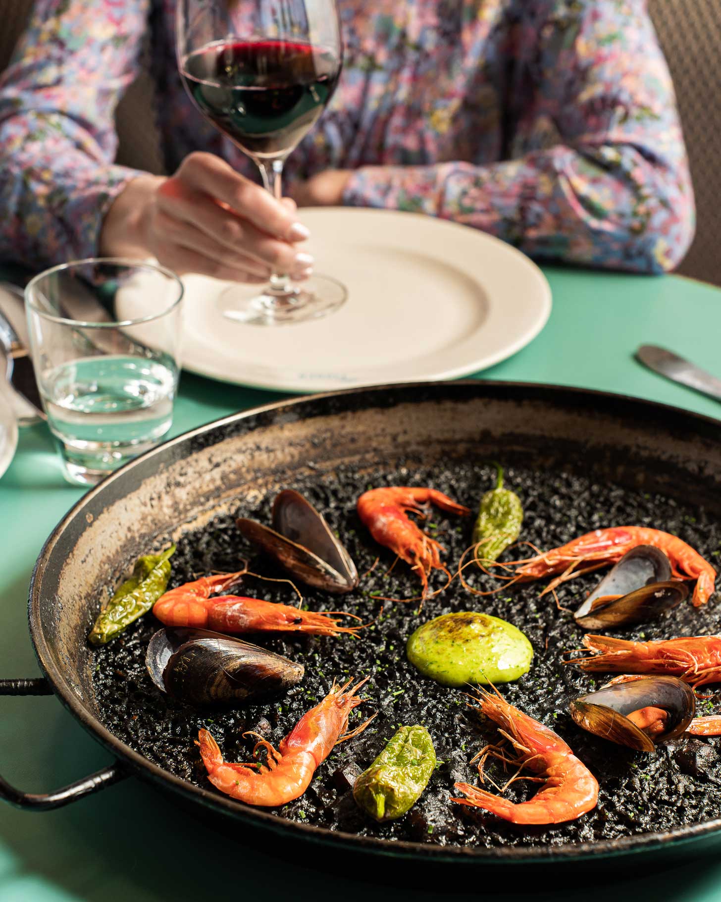 Arrocería tradicional. El arroz negro, gambas, mejillones, alioli de hierbas gratinado y pimientos del Padrón.