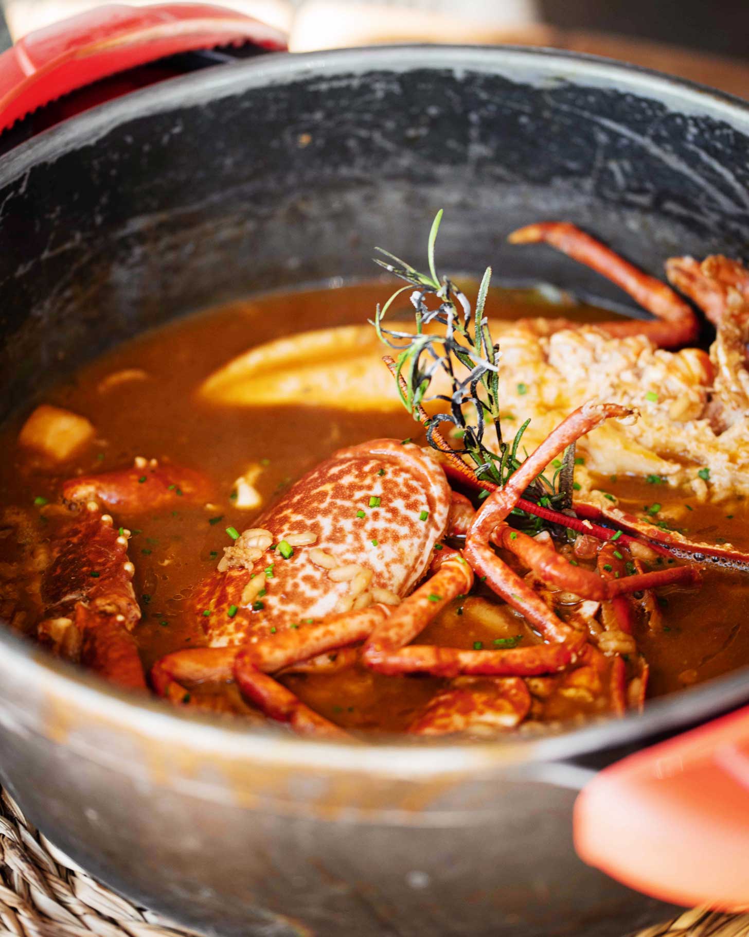 Can Fisher una carta llena de contrastesr con arroces, pescado y marisco de la lonja y cocina de brasas.