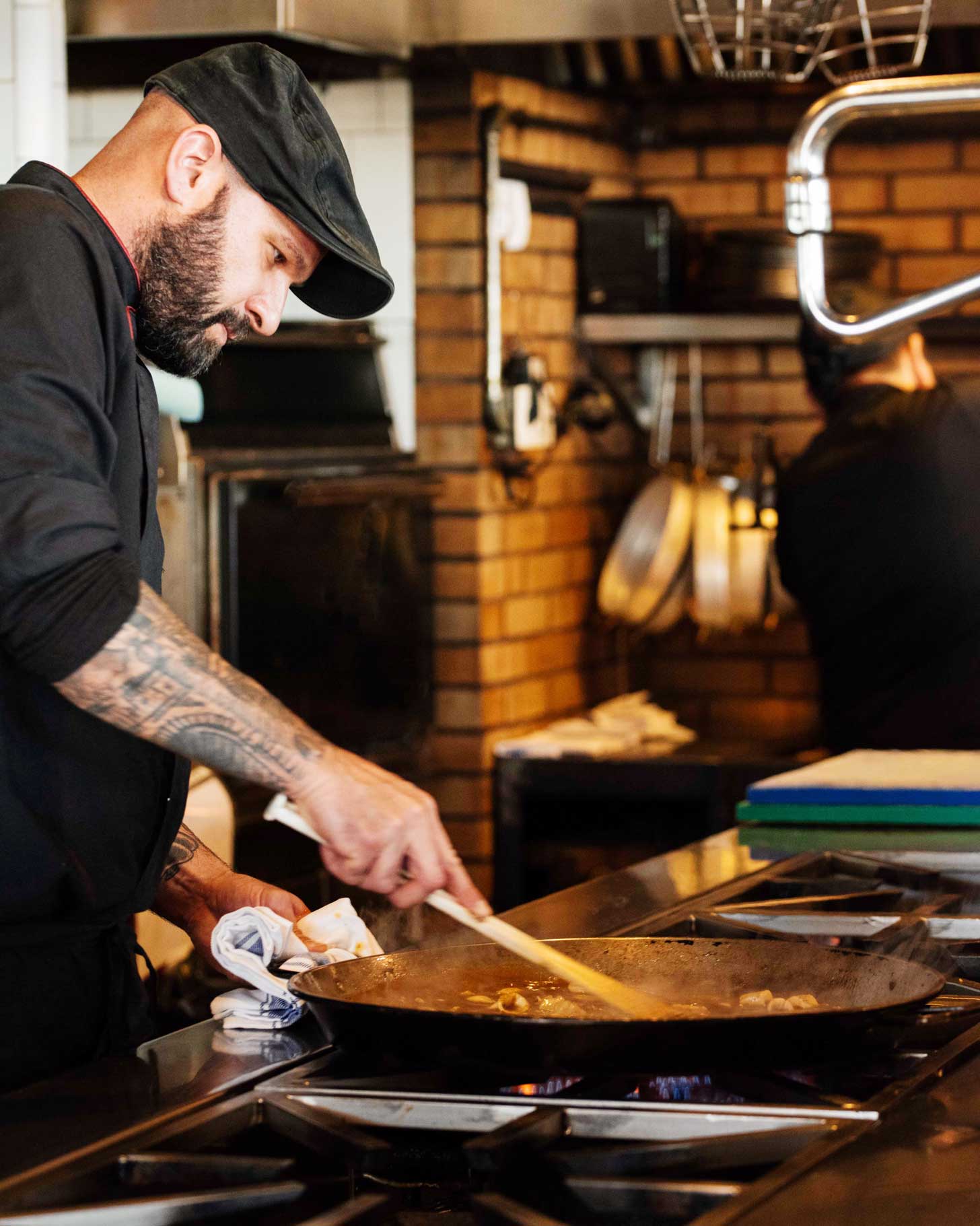 Can Fisher cocina de brasas. chef cocinando arroz