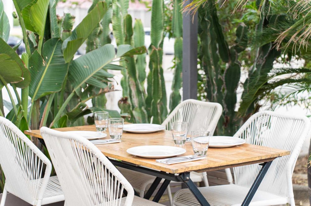 Regala una comida o una cena en Can Fisher. Terraza frente al mar