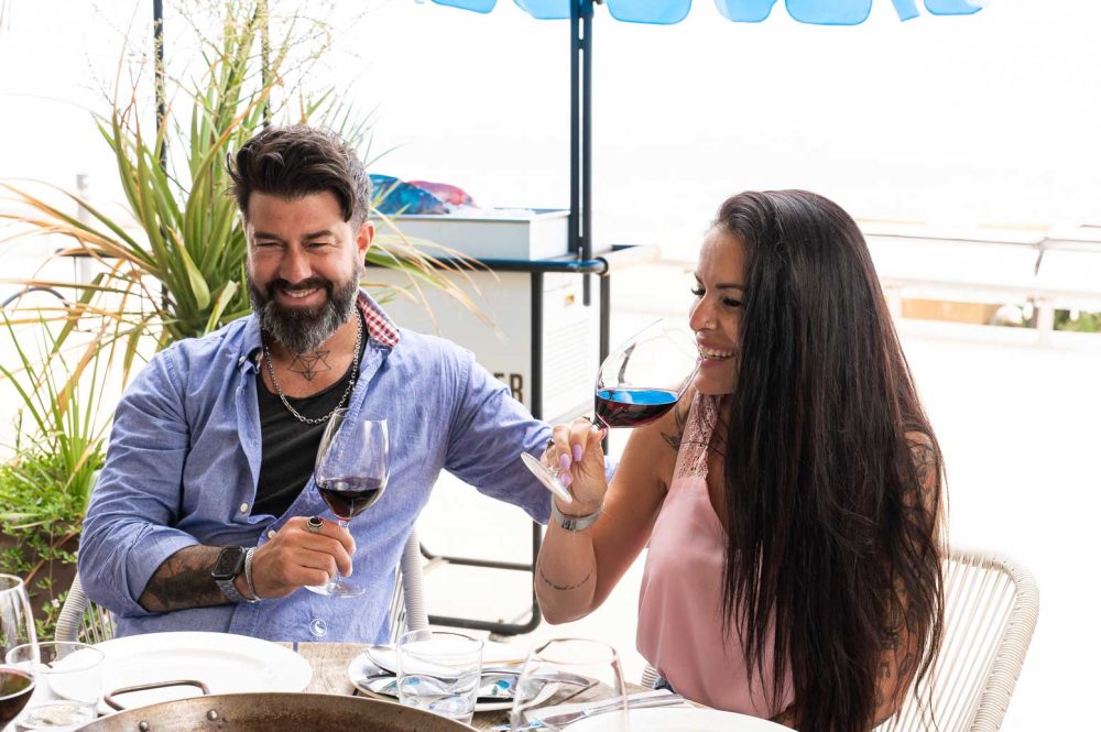 Regala una comida o una cena en Can Fisher. Pareja disfrutando de la experiencia